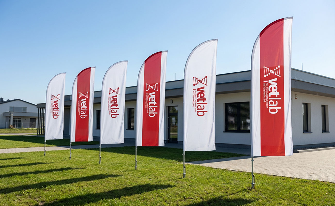 flagi reklmowe wbijane w ziemie